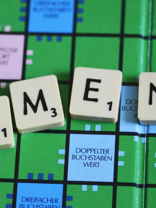 Demenz, geschrieben auf einem Scrabble-Brett mit Buchstabensteinen.