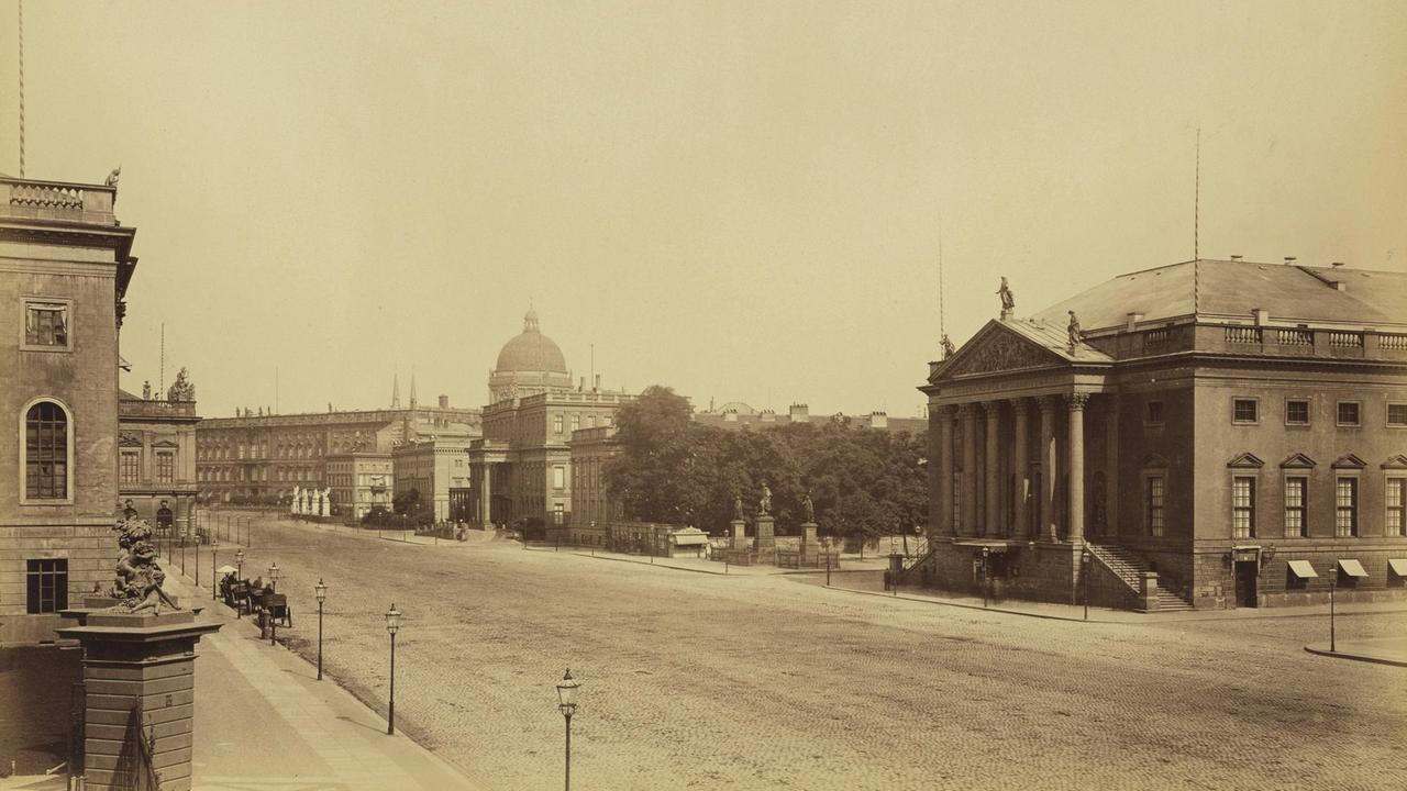Der Berliner Boulevard Unter den Linden auf einer Fotografie aus dem Jahr 1881.