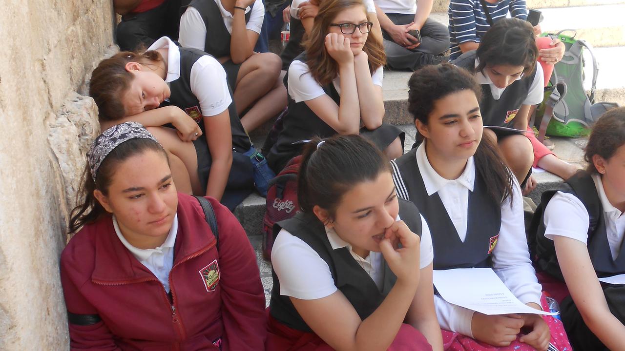 Schülerinnen der Schmidt-Schule vor der Grabeskirche in Jerusalem
