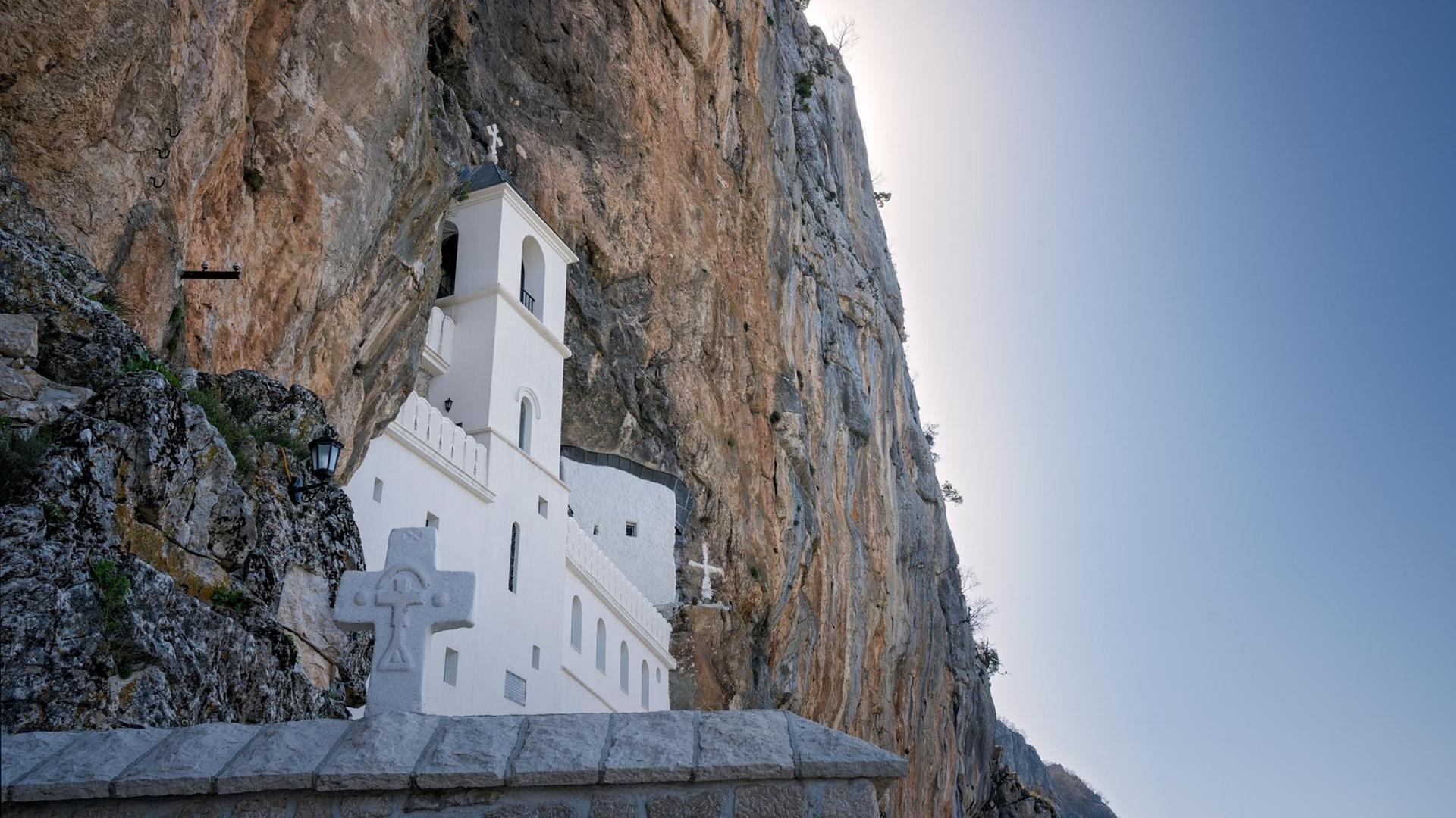 Im Felsmassiv fügt sich das Kloster Ostrog ein, eine orthodoxe Pilgerstätte in Montenegro. Im Felsmassiv fügt sich das Kloster Ostrog ein, eine orthodoxe Pilgerstätte in Montenegro.
