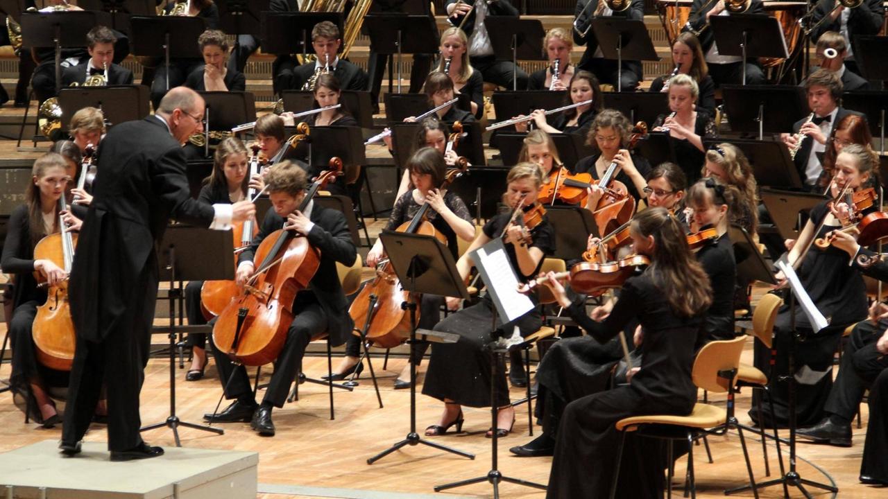 Die jungen Musikerinnen und Musiker des Bundesjugendorchesters spielen in einem Konzert