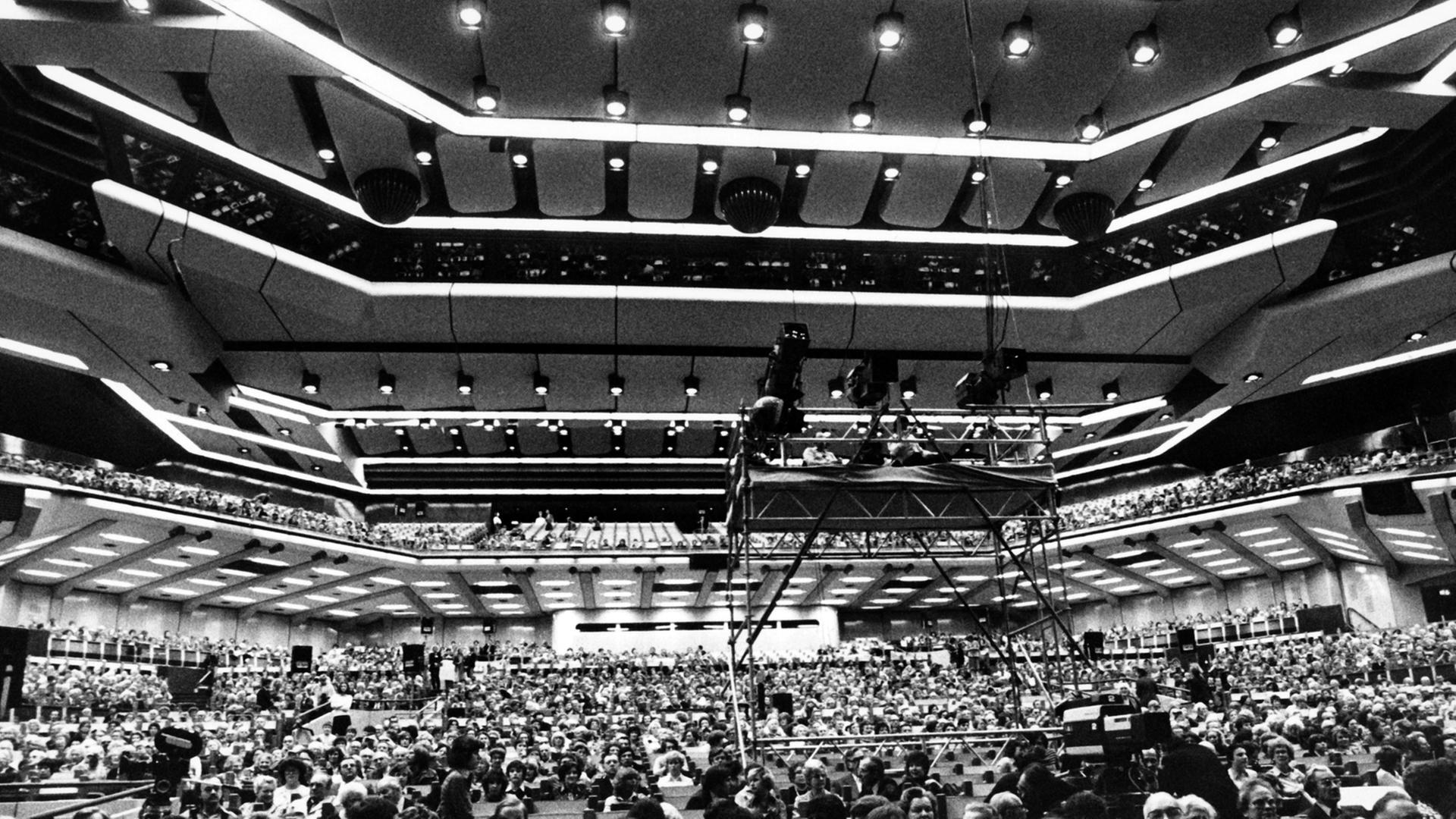 Blick in den Saal des ICC, der 5000 Personen fasst, während des Fernsehwunschkonzerts. Das Internationale Congress Centrum Berlin (ICC) wurde mit der ZDF-Sendung "Musik ist Trumpf" in Betrieb genommen. Blick in den Saal des ICC, der 5000 Personen fasst, während des Fernsehwunschkonzerts. Das Internationale Congress Centrum Berlin (ICC) wurde mit der ZDF-Sendung "Musik ist Trumpf" in Betrieb genommen.