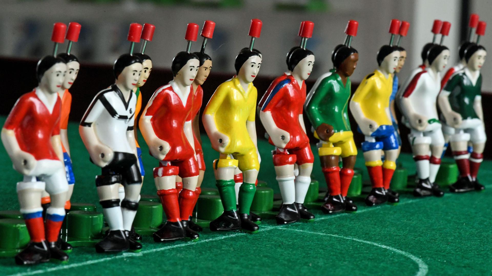 Tipp-Kick-Figuren in den Trikots der Teilnehmernationen der Fußball-WM 2018 in Russland.
