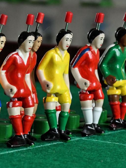 Tipp-Kick-Figuren in den Trikots der Teilnehmernationen der Fußball-WM 2018 in Russland.