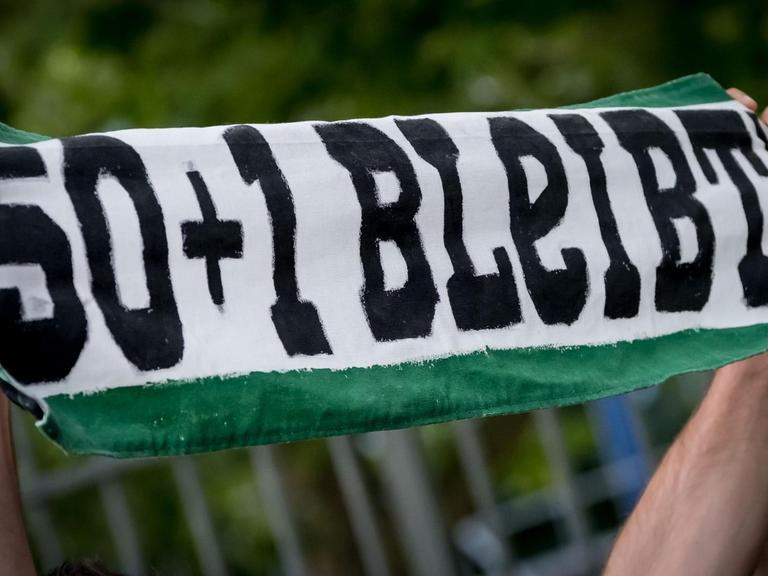 Hannover 96 Fans protestieren am 31.07.2017 vor der HDI-Arena des Bundesligisten Hannover 96 in Hannover (Niedersachsen). Mehrere hundert Fans protestieren gegen die geplante Übernahme der Hannover 96 Management GmbH durch 96-Präsident Kind.