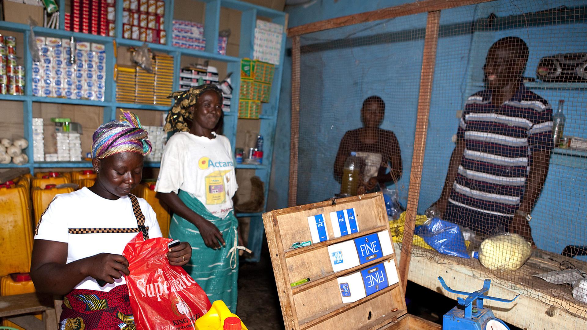 Ein Geschäft für Lebensmittel und alltägliche Waren in der Provinzhauptstadt Duekoue im Westen der Elfenbeinküste.