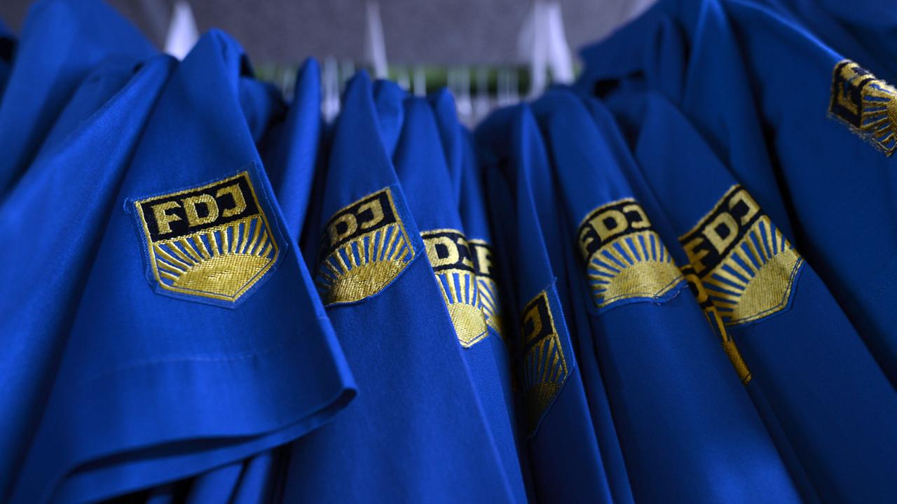 Die Blauhemden der ehemaligen DDR-Jugendorganisation FDJ, fotografiert im Lager der Kostümfundus Babelsberg GmbH in Potsdam