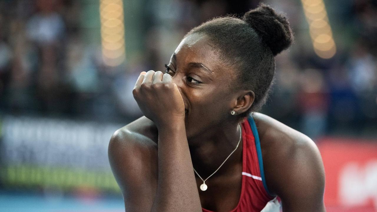 Deutsche Leichtathletik Meisterschaften 2019 in der Halle am 16.2.19in Leipzig. Lisa Marie Kwayie schaut mit der Hand vor dem Mund zur Seite und kann das Ergebnis kaum glauben.
