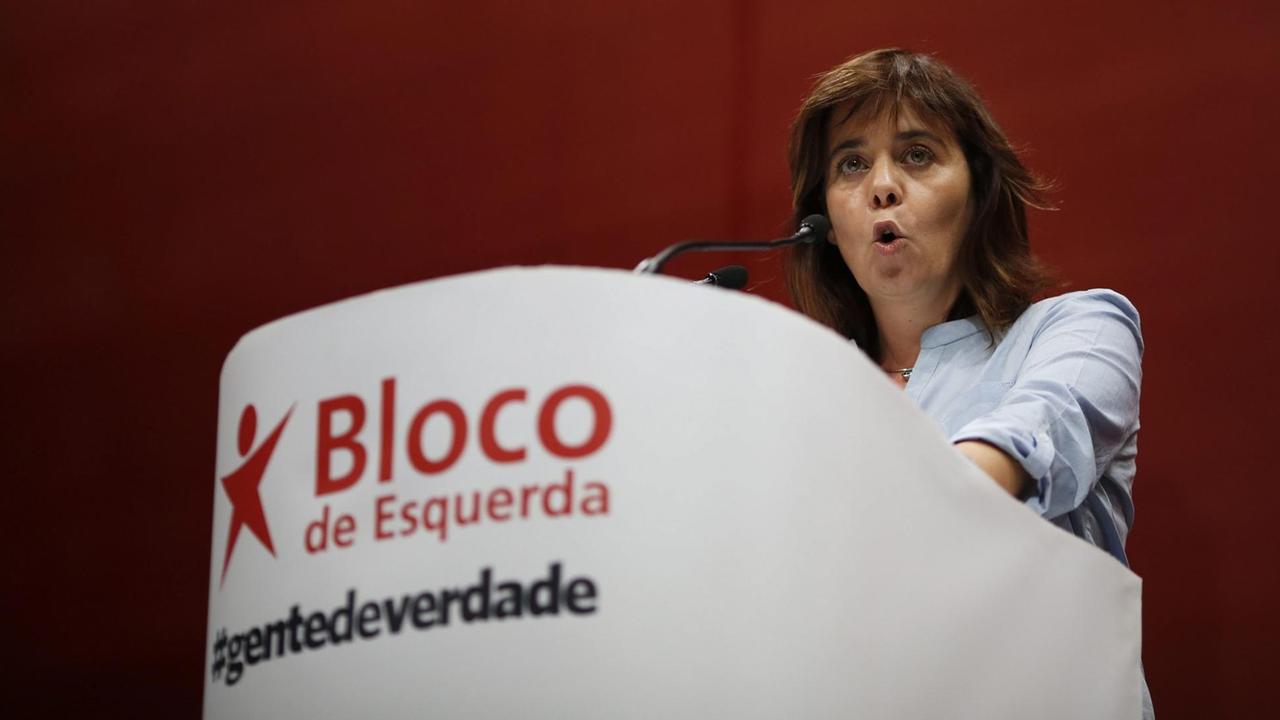 Die Vorsitzende der Partei Bloco de Esquarda, Catarina Martins, steht an einem Rednerpult.
