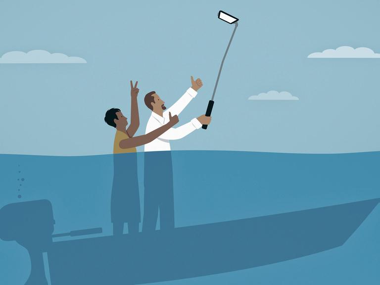 Ein Paar macht ein Selfie während ihr Boot untergeht.