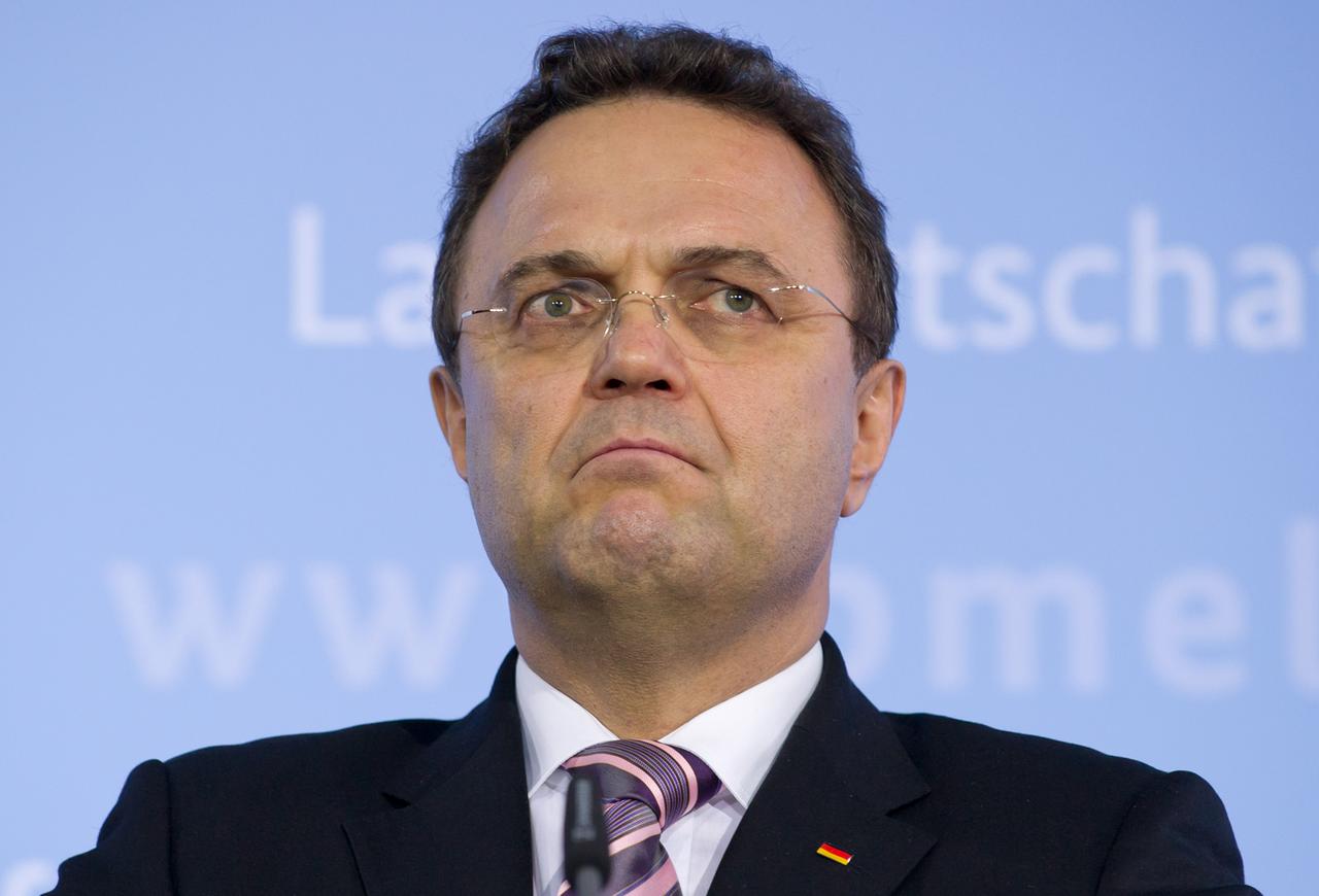 Der CSU-Politiker Hans-Peter Friedrich bei seiner Rücktrittserklärung in Berlin