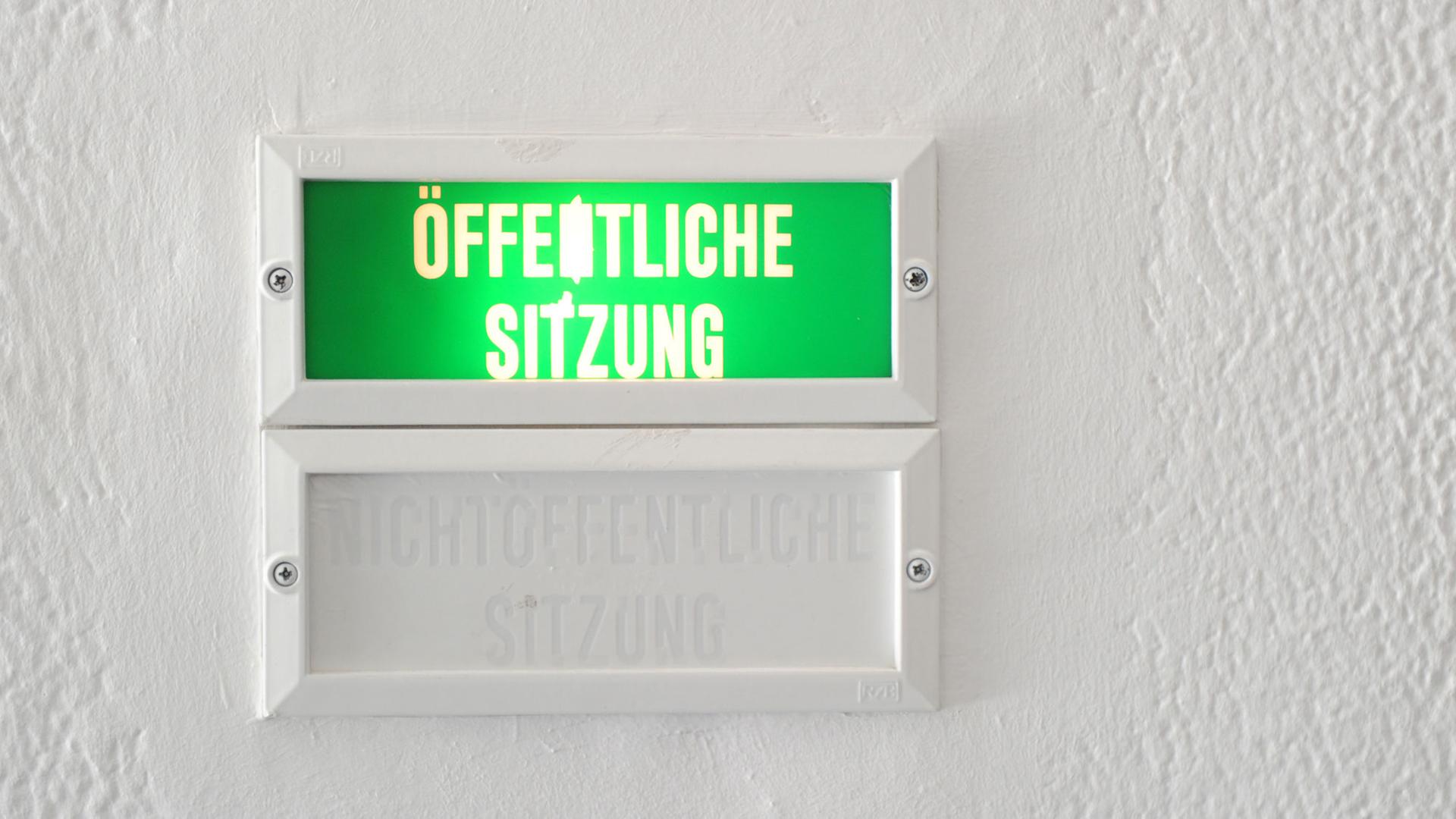 Ein Schild mit der Aufschrift "öffentliche Sitzung", aufgenommen am 30.04.2014 in München (Bayern) im Amtsgericht. Ein Schild mit der Aufschrift "öffentliche Sitzung", aufgenommen am 30.04.2014 in München (Bayern) im Amtsgericht.