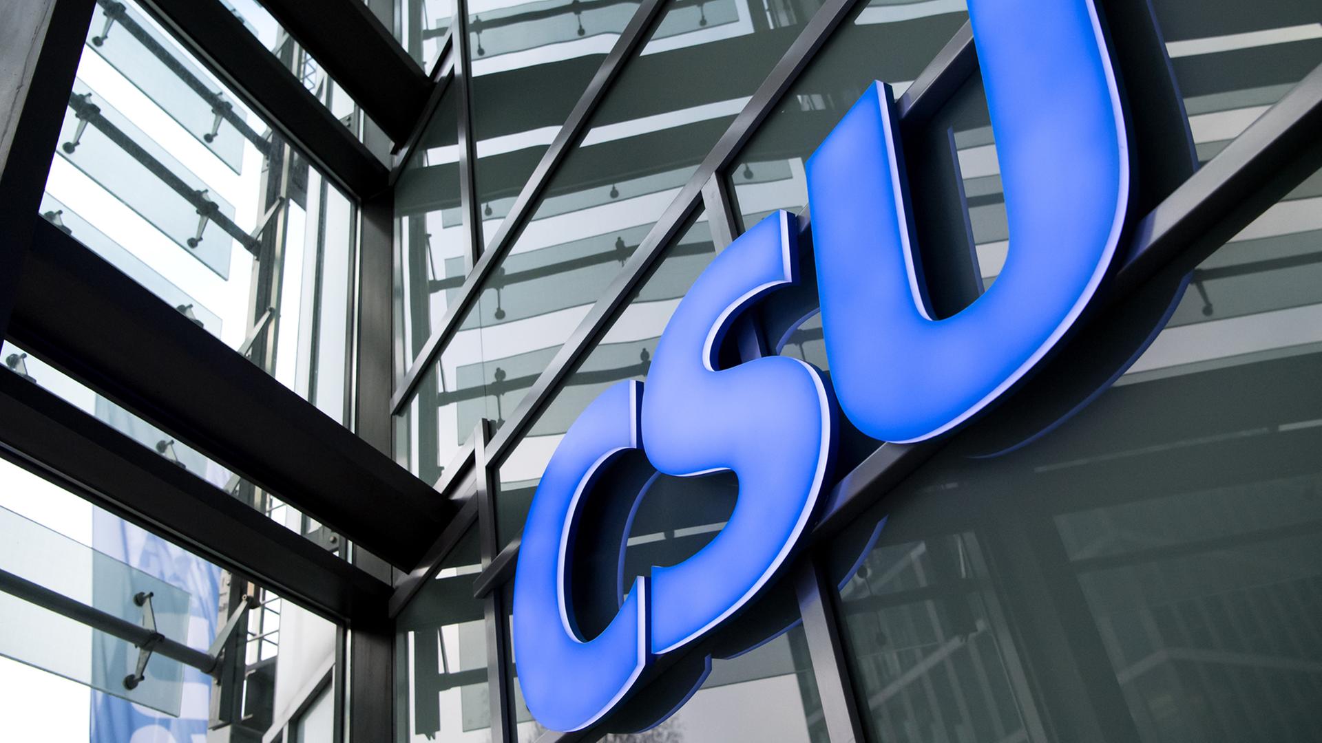 Das Logo der CSU ist am 05.12.2016 in München (Bayern) vor einer CSU-Vorstandssitzung an der Parteizentrale zu sehen.