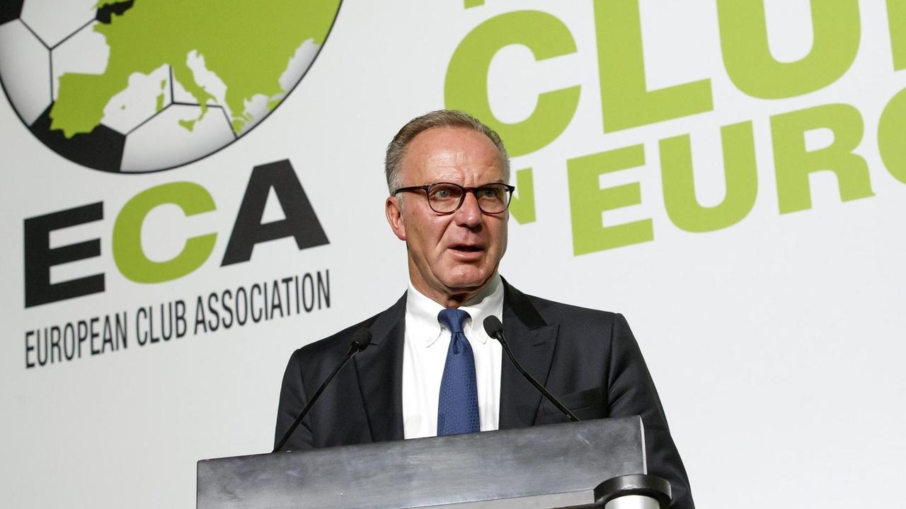 Karl-Heinz Rummenigge spricht vor einem Logo der Europäischen Fußball-Vereinigung ECA. Karl-Heinz Rummenigge spricht vor einem Logo der Europäischen Fußball-Vereinigung ECA.