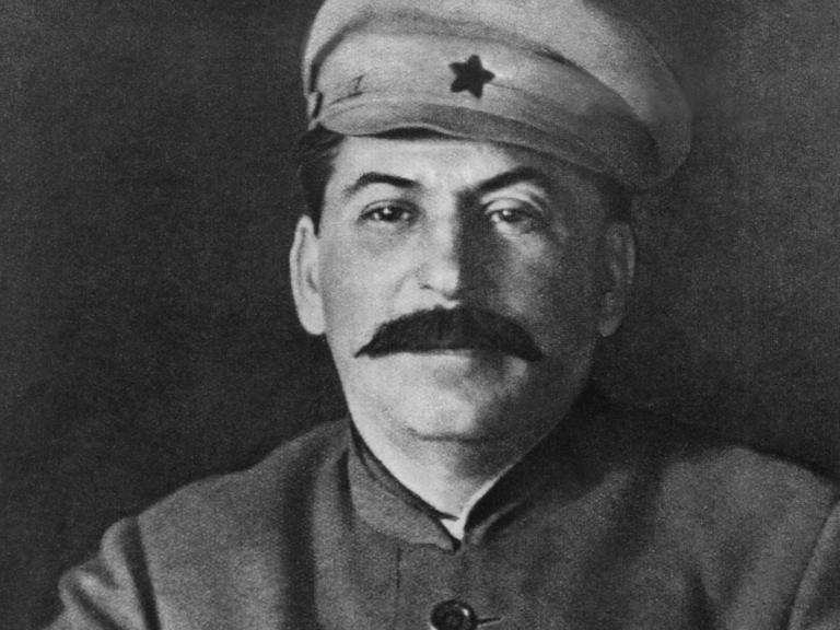 Josef Stalin, eigentlich Iossif Wissarionowitsch Dschugaschwili (geb. 21.12. 1879 in Gori,Georgien - gest. 5.3.1953 in Moskau). Sowjetischer Politiker und Diktator. Stalin war 30 Jahre lang Erster Sekretär der KPDSU und damit faktisch Staatschef der Sowjetunion.