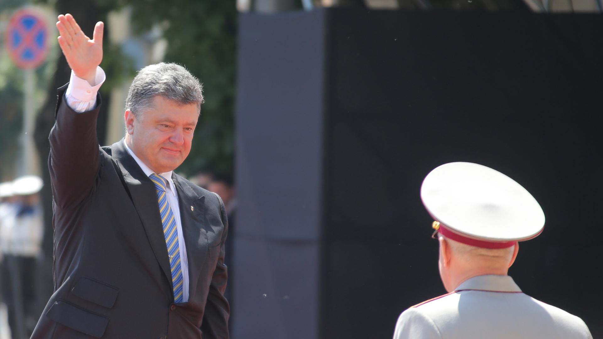 Der neue ukrainische Präsident Petro Poroschenko winkt in Richtung Kamera.