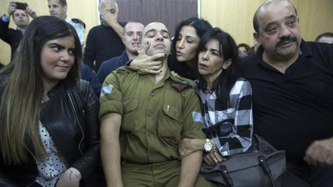 Der israelische Soldat Elor Azaria (Mitte), der einen verwundeten palästinensischen Attentäter erschoss, wartet mit seiner Familie auf sein Urteil am Militärgericht in Tel Aviv.