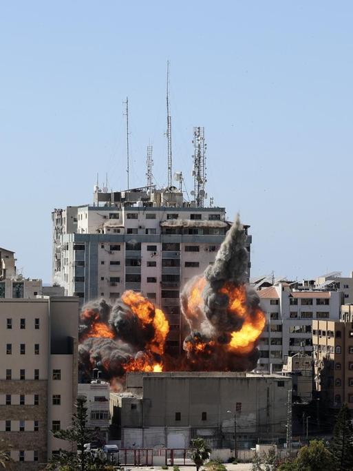 Eine Rakete schlägt während eines Luftangriffs in ein Hochhaus in Gaza ein.