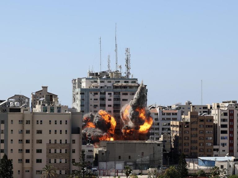Eine Rakete schlägt während eines Luftangriffs in ein Hochhaus in Gaza ein.