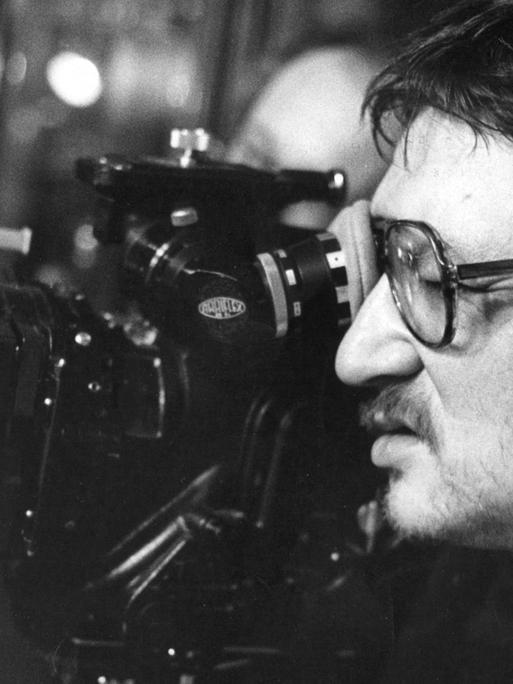 Der Regisseur, Produzent, Autor und Schauspieler Rainer Werner Fassbinder am 16.02.1978 in Coburg bei den Dreharbeiten zu dem Film "Die Ehe der Maria Braun".