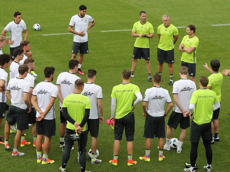 Joachim Löw (3. von rechts) spricht während des Trainings in Ascona mit den Spielern der deutschen Nationalmannschaft.