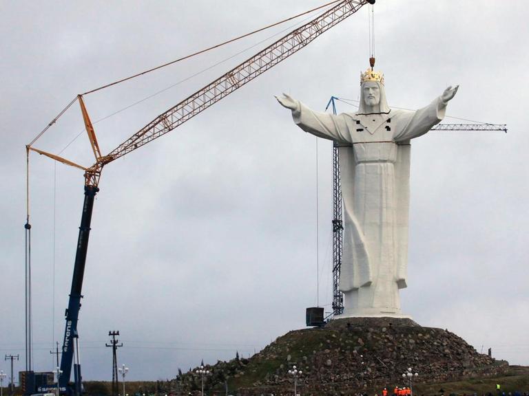 Der Bau der weltweit größten Jesus-Christus-Statue in Swiebodzin, Polen.