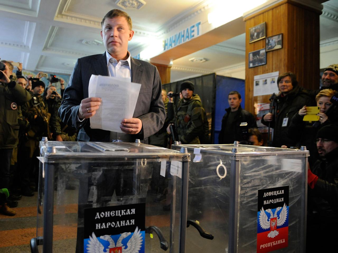 Der selbsternannte Premierminister von Donezk, Alexander Sachartschenko, bei der Stimmabgabe.