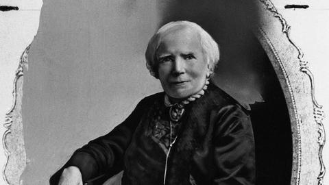 Ein undatiertes Schwarzweißbild zeigt die Ärztin Elisabeth Blackwell betagt in viktorianischer Kleidung in einem Sessel sitzend