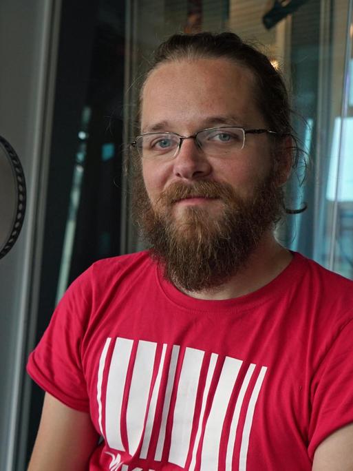 Arne Semsrott im Deutschlandfunk Kultur Studio 9.