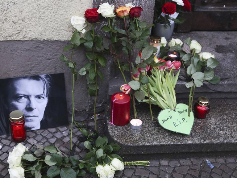 Gedenken an den verstorbenen Sänger David Bowie vor seiner alten Wohnung in Berlin-Schöneberg.