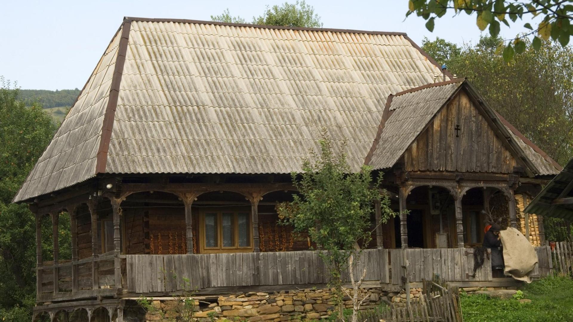 Ein traditionelles Holzhaus in der abgelegenen Region Maramures im Norden Rumäniens
