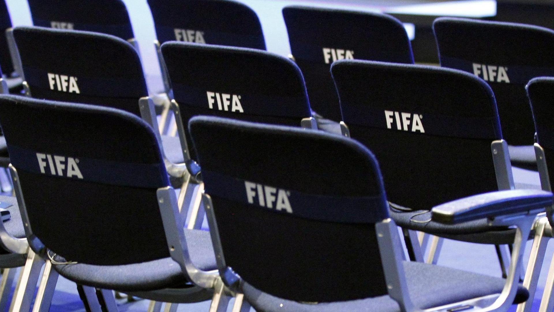 Leere Stühle vor der Pressekonferenz der Fifa