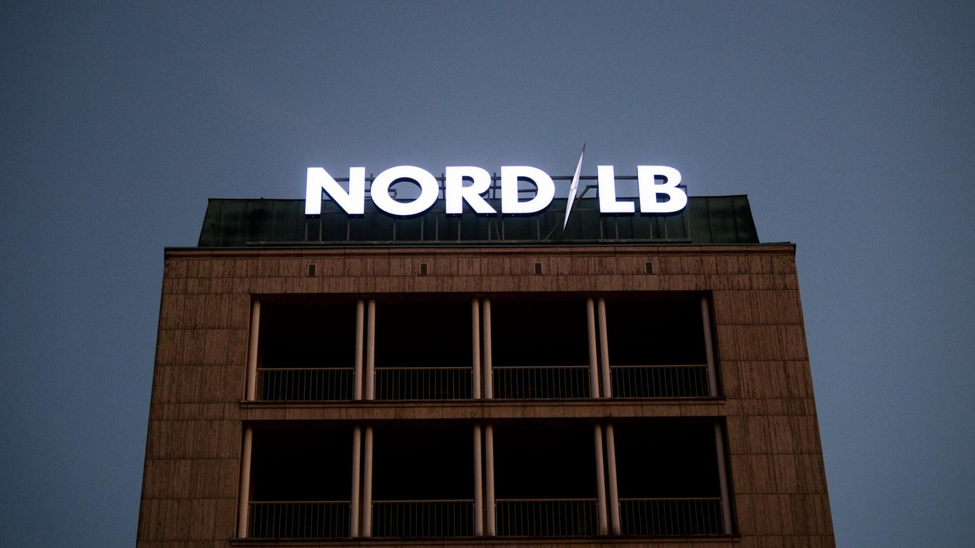 Der Schriftzug der niedersächsischen Landesbank leuchtet auf der Zentrale der NordLB.