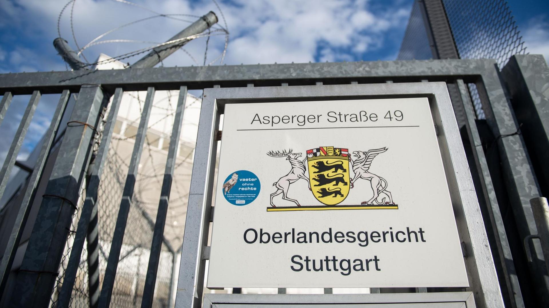 Stuttgart: Das Eingangsschild hängt vor dem Oberlandesgericht an einem Zaun.