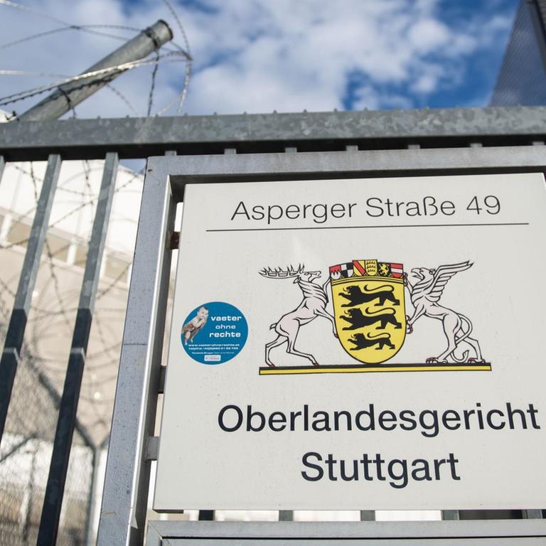 Stuttgart: Das Eingangsschild hängt vor dem Oberlandesgericht an einem Zaun. Einem 29 Jahre alten Deutschen wird in einem Prozess die Unterstützung und Mitgliedschaft in der Terrormiliz Islamischer Staat vorgeworfen.