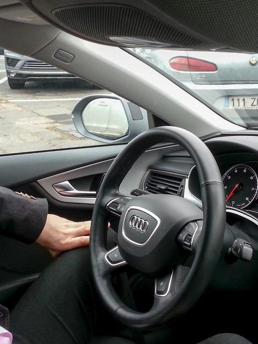 Besuch bei der Fahrzeugforschung von VW zum Thema "autonomes Fahren". Hier ein Forschungsfahrzeug, das auf bestimmten Autobahnabschnitten autonom fährt. Bernd Rössler gehört zum Entwicklerteam.
