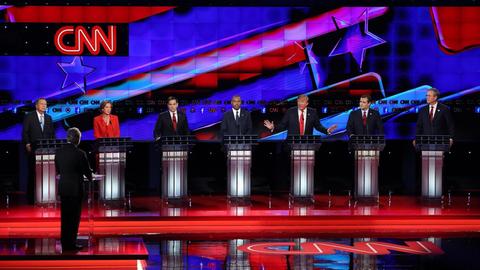 Zu sehen ist ein Fernsehstudio in Las Vegas und mehrere Kandidaten der US-Republikaner an Stehpulten.