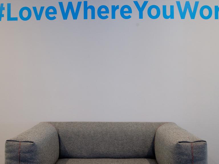 Ein Sessel steht unter dem Hashtag "Love Where You Work" in den neuen Büroräumen des Kurznachrichtendienstes Twitter Deutschland in Hamburg.