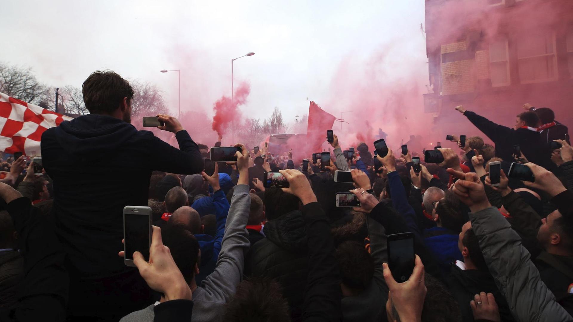 Liverpool-Fans attackieren den Teambus von Manchester City mit Flaschen und Feuerwerkskörpern