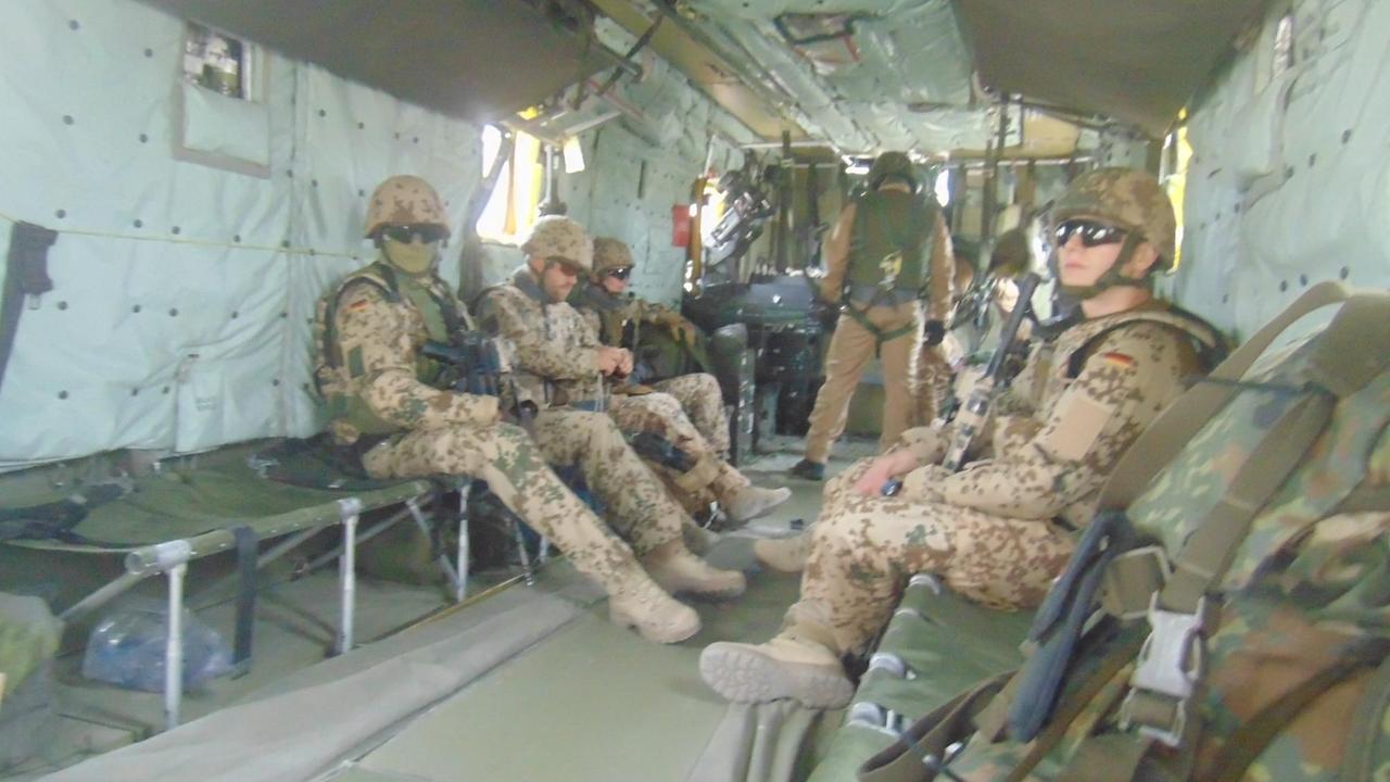 Soldaten der Bundeswehr in einem Helikopter unterwegs zu einem Kurz-Einsatz als Berater nach Kundus/ Afghanistan.
