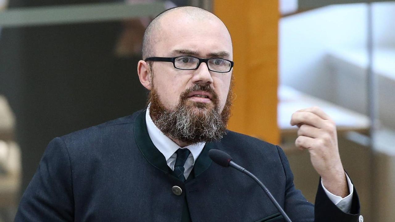 Der AfD-Abgeordnete Dr. Thomas Tillschneider bei einer Landtagssitzung im Landtag von Sachsen Anhalt Der AfD-Abgeordnete Dr. Thomas Tillschneider bei einer Landtagssitzung im Landtag von Sachsen Anhalt
