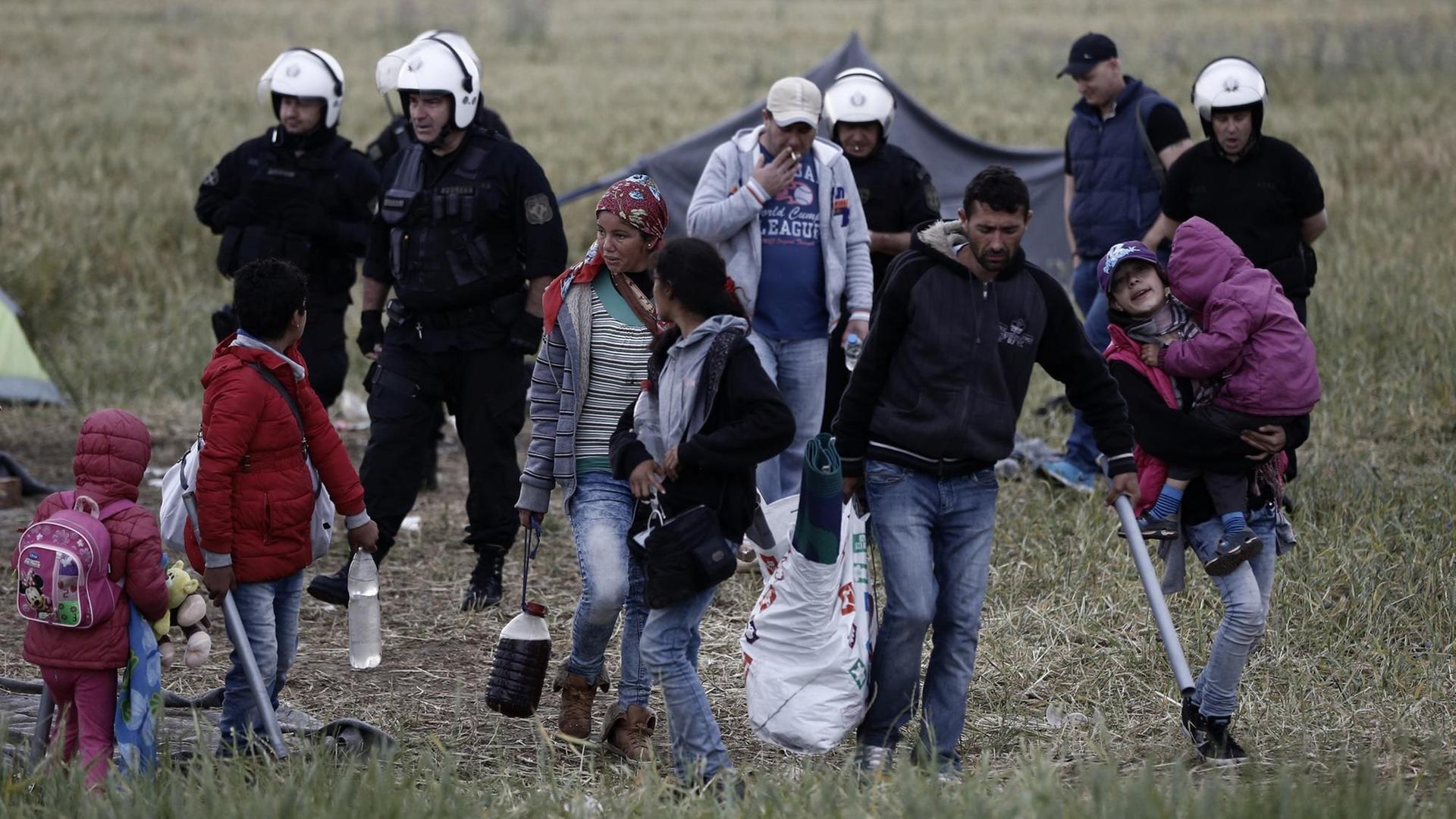 Eine Flüchtlingsfamilie verlässt das Flüchtlingslager Idomeni an der griechisch-mazedonischen Grenze.