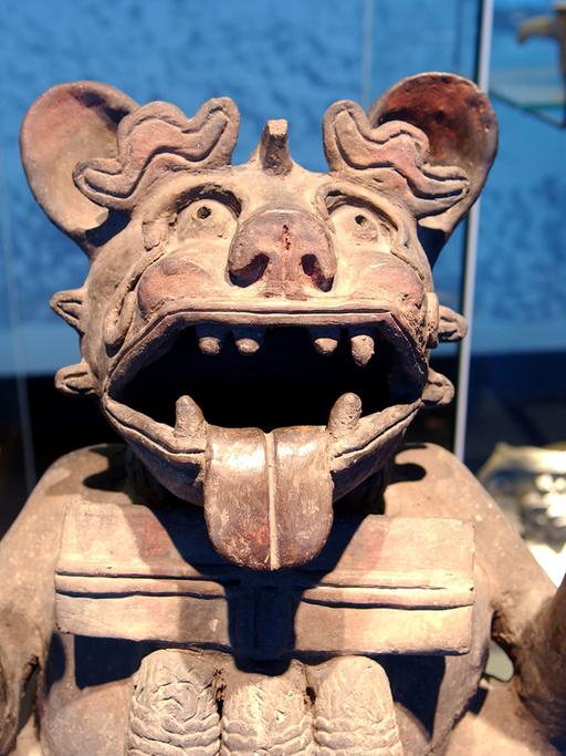 Ein Räuchergefäß in der Gestalt des zapotekischen Fledermausgottes steht im Ethnologischen Museum in Berlin in der Sammlung über die Ureinwohner Mittelamerikas.