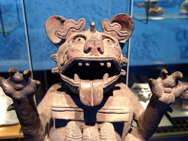 Ein Räuchergefäß in der Gestalt des zapotekischen Fledermausgottes steht im Ethnologischen Museum in Berlin in der Sammlung über die Ureinwohner Mittelamerikas.