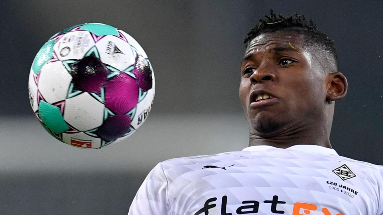 Nahaufnahme von Breel Embolo; neben seinem Kopf in der Luft der Ball