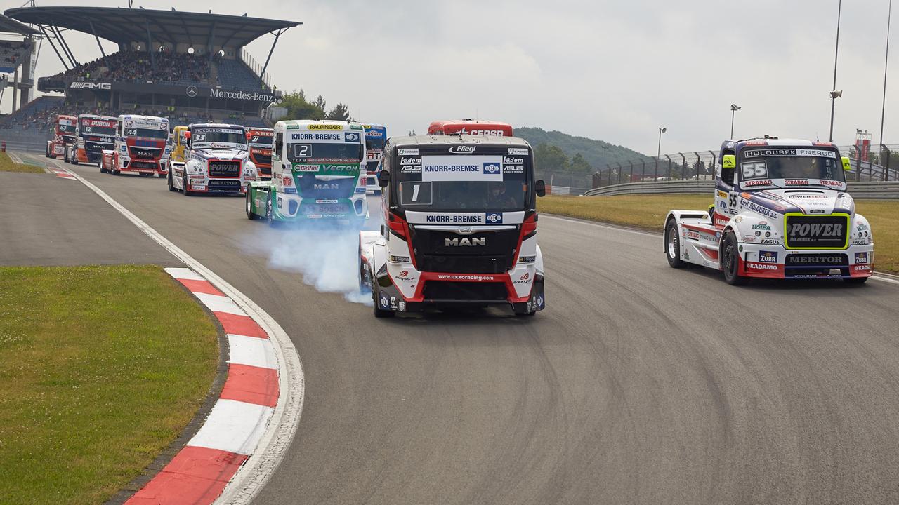Die FIA-Race-Trucks sind am 27.06.2015 beim Truck-Grand-Prix auf dem Nürburgring bei Nürburg (Rheinland-Pfalz) unterwegs.