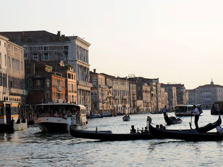Passagierfähren und Gondoliere fahren auf dem Canal Grande in der italienischen Stadt Venedig