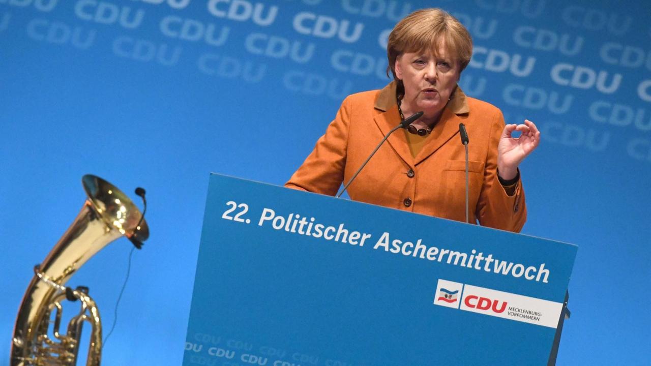 Die CDU-Vorsitzende Angela Merkel spricht am 01.03.2017 in Demmin (Mecklenburg-Vorpommern) beim 22. Politischen Aschermittwoch der CDU Mecklenburg-Vorpommerns. Die CDU-Vorsitzende Angela Merkel spricht am 01.03.2017 in Demmin (Mecklenburg-Vorpommern) beim 22. Politischen Aschermittwoch der CDU Mecklenburg-Vorpommerns.