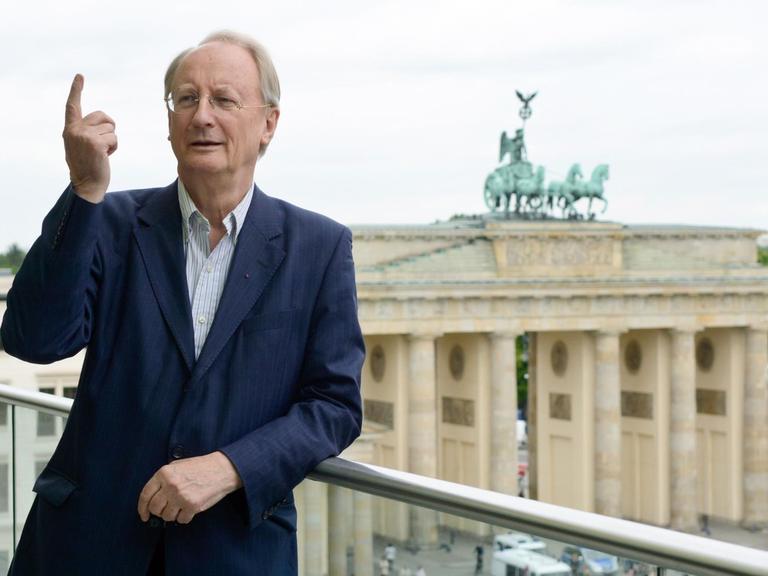 Das Bild zeigt den ehemaligen Präsidenten der Akademie der Künste, Klaus Staeck, mit erhobenem Finger