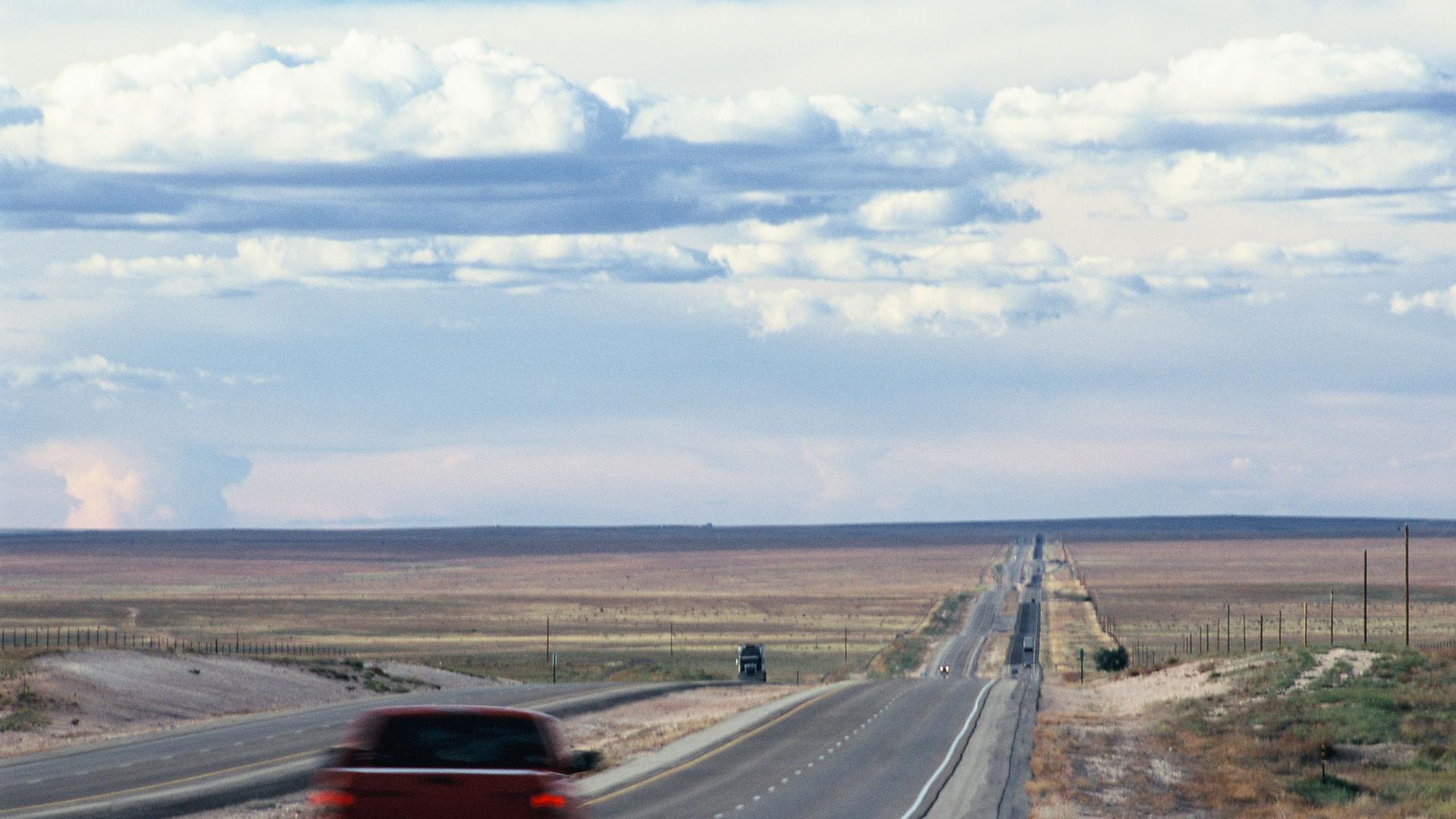 Eine Straße zieht sich bei Roswell durch die Landschaft von New Mexico.